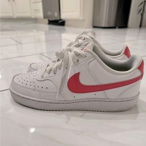 Nike Sneakers bought at Famous Footwear: size 7.5. Wore a few times.